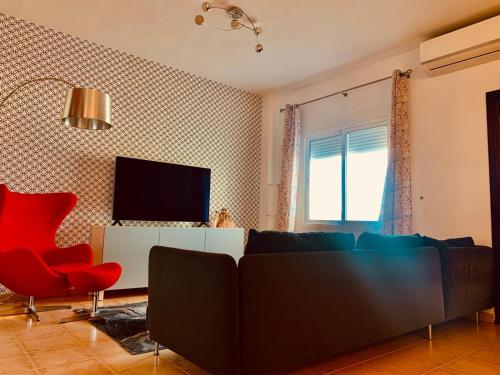 阿尔豪林格朗德Beautiful penthouse with spectacular views.的客厅里有一张沙发和一台电视