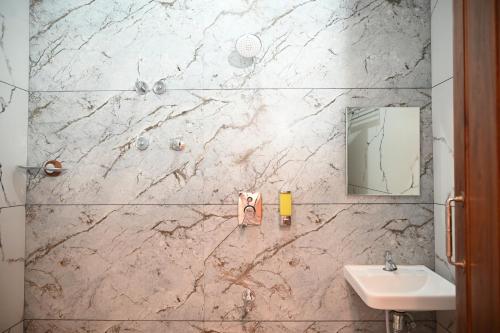 Ένα μπάνιο στο Atharva Suites LLP - Surya Service Apartment