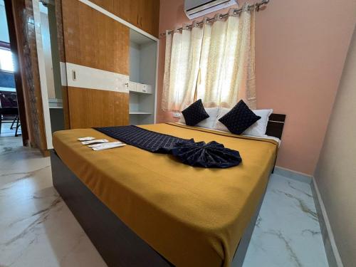 Ένα ή περισσότερα κρεβάτια σε δωμάτιο στο Atharva Suites LLP - Surya Service Apartment