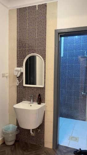 a bathroom with a sink and a mirror on the wall at منازل سمو in Buraydah