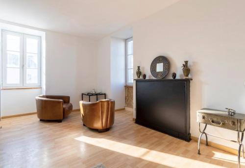 a living room with two chairs and a table at L'Eclose in Le Guilvinec