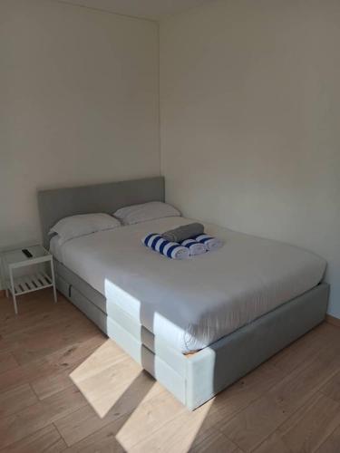 a large bed in a room with a white wall at Petite Maison Cosy Orly in Orly