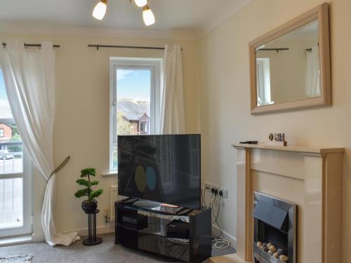 TV a/nebo společenská místnost v ubytování Poole Harbour House