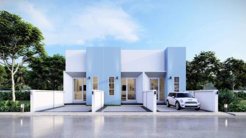 una casa bianca con una macchina bianca parcheggiata di fronte di B2 Romance Resort บีสแควร์ โรแมนซ์ รีสอร์ท a Sathani Phu Khao Lat