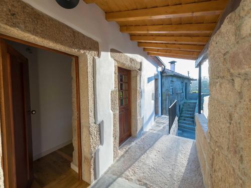 un pasillo de una casa con puerta de madera en Country Escape with Pool Portugal, en Ponte de Lima