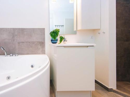 Ένα μπάνιο στο 8 person holiday home in Ringkøbing-By Traum