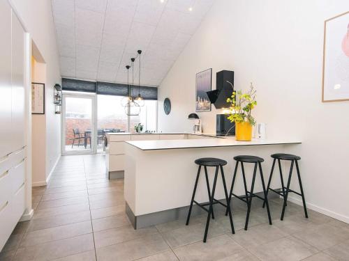 Η κουζίνα ή μικρή κουζίνα στο 8 person holiday home in Ringkøbing-By Traum