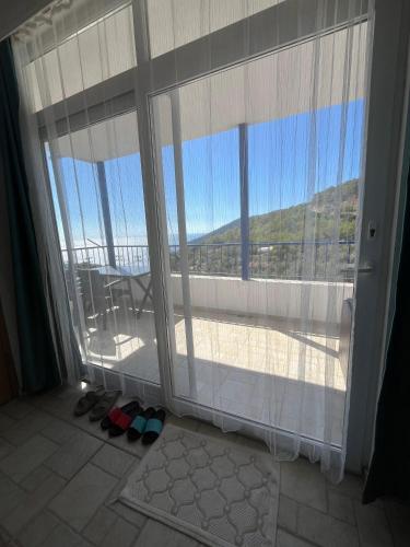 Nespecifikovaný výhled na hory nebo výhled na hory při pohledu z hotelu