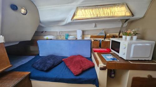 a small boat with a bed and a microwave at Lisbon Belém Chalenger in Lisbon