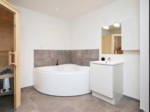 Ένα μπάνιο στο 8 person holiday home in Ringkøbing-By Traum