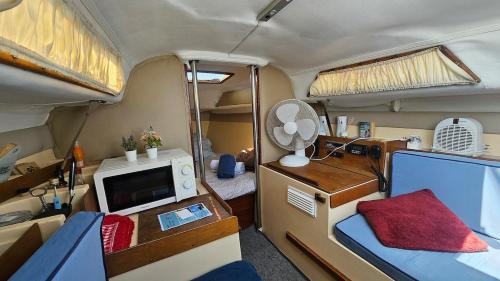 a small room with a tv and a table in a caravan at Lisbon Belém Chalenger in Lisbon