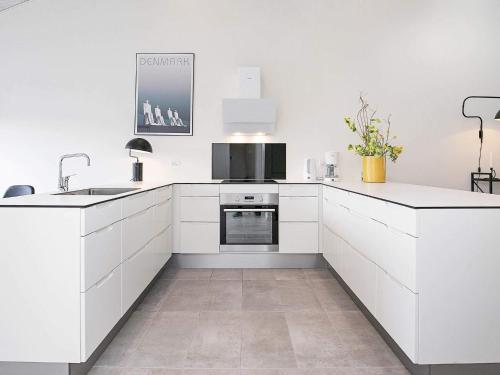 Η κουζίνα ή μικρή κουζίνα στο 8 person holiday home in Ringkøbing-By Traum
