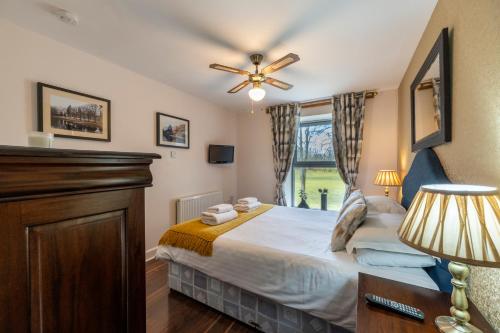 Raven Wing Apartments - Highland Club Scotlandにあるベッド