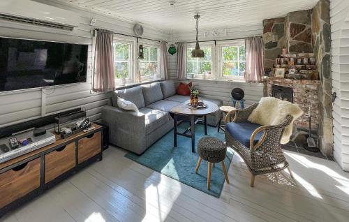 Χώρος καθιστικού στο Nice Home In Bjerkvik With Wifi