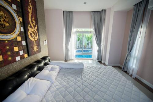 Voodi või voodid majutusasutuse Bang Saray Sattahip Pool Villa toas