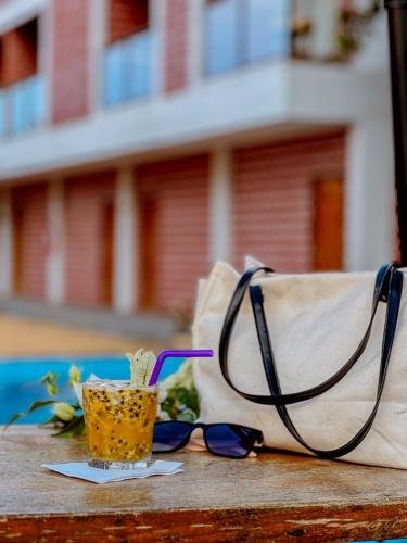 a drink and a bag sitting on a table at POUSADA MARTINS in Carolina