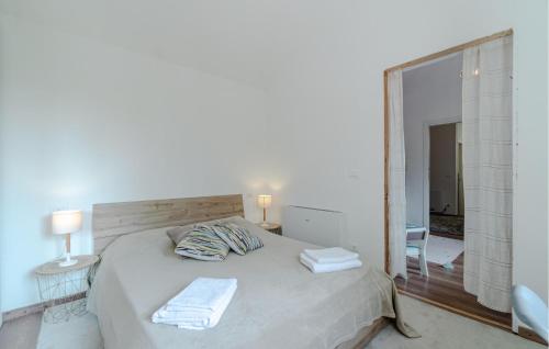 a bedroom with a bed with two towels on it at Gorgeous Home In Dego With Wifi in Dego