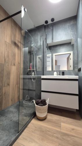 Ένα μπάνιο στο Towarowa Global Apartment, free parking, air-conditioning, self check-in 24h