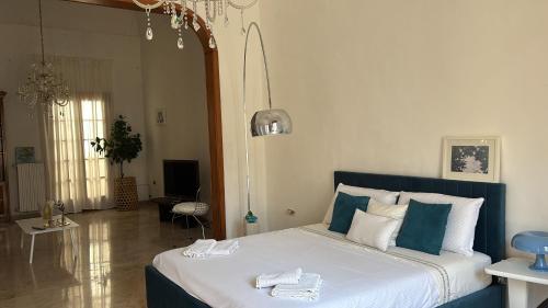 Un dormitorio con una cama grande con toallas. en palazzo Mazzini, en Brindisi