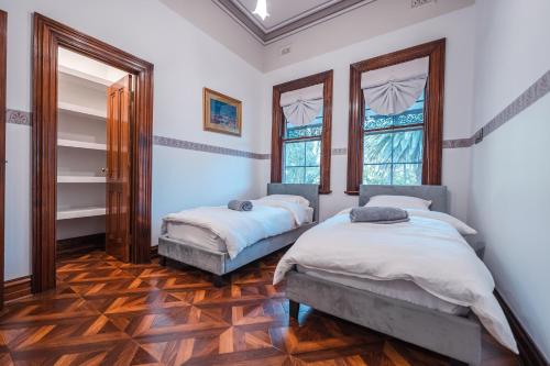 Postel nebo postele na pokoji v ubytování Nyerin manor