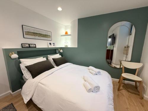 Suite with garden tesisinde bir odada yatak veya yataklar