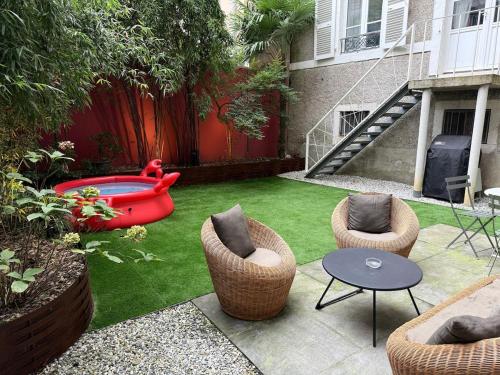 Suite with garden tesisinin dışında bir bahçe
