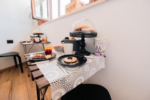 a table with two plates of food on it at Palazzetto del Pittore in San Quirico d'Orcia in San Quirico dʼOrcia