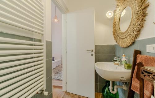 a bathroom with a sink and a mirror at Gorgeous Home In Dego With Wifi in Dego