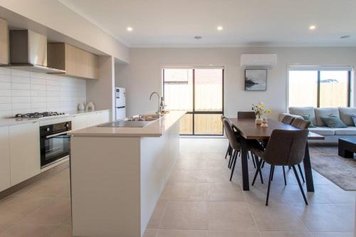 Una cocina o zona de cocina en Haven Home in Clyde