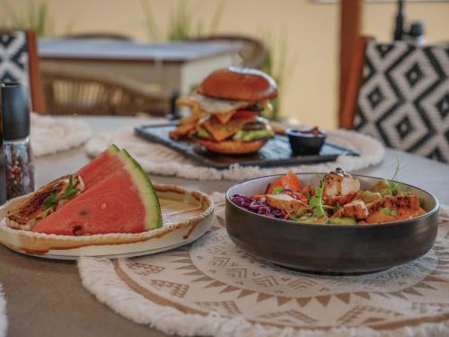 Makanan di atau berdekatan hotel