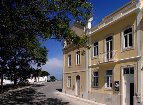 un edificio giallo sul lato di una strada di Marina Charming House a Figueira da Foz