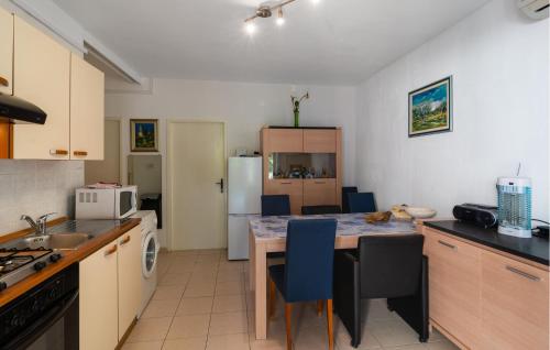 Two-Bedroom Apartment In Supetar