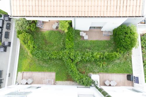 an overhead view of a garden in the middle of a building at Hotel Miramare in Pineto