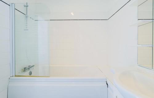Un baño de Beautiful Home In Monthenault With Wifi