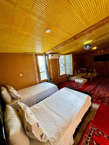 a bedroom with a bed and a couch in a room at Villa Mouloud, arougou khenifra in Arrougou