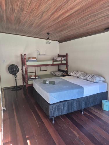 Ένα ή περισσότερα κρεβάτια σε δωμάτιο στο Casa da Pedra