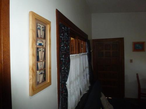 a room with a door and a window with plates at Montelife in Montevideo