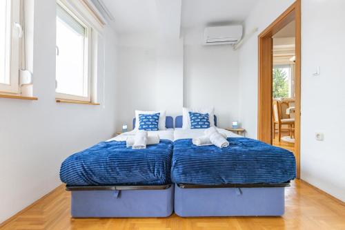 Ένα ή περισσότερα κρεβάτια σε δωμάτιο στο 2Bed 2Bath Lake View Balcony Parking Family APT