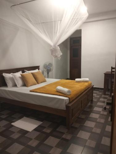 a bedroom with a large bed in a room at Ceylon Elegant in Ella
