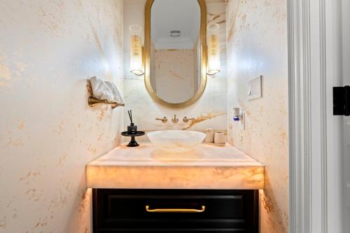 a bathroom with a sink and a mirror at GLOBALSTAY Luxury 4-Bedroom House near Wonderland with Free Parking in Vaughan