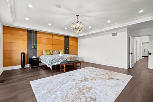 a large room with a bed and a large rug at GLOBALSTAY Luxury 4-Bedroom House near Wonderland with Free Parking in Vaughan
