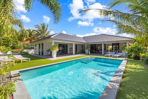 Stylish 3 Bedroom Villa With Ocean Views And Daily Maid Service