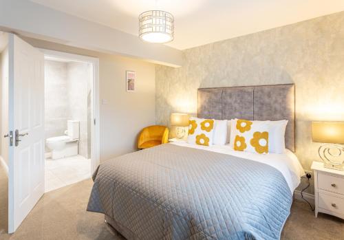 a bedroom with a bed with a blue comforter at No 20 Killarney Holiday Village in Killarney