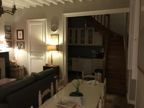 Saint-Paterne-RacanにあるGîte du château d'Hodebertのソファとテーブルのあるリビングルーム