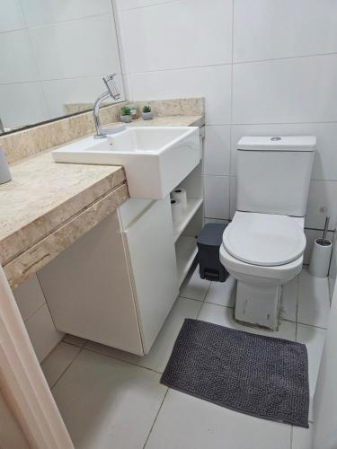 a bathroom with a white toilet and a sink at Apt conforto e aconchegante prox a Novafapi e ao Shopping Carnauba in Teresina