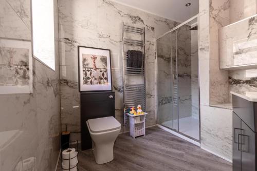 um banheiro com vaso sanitário e box de vidro em Jesmond Stylish 3Bedroom House Close City Centre em Jesmond