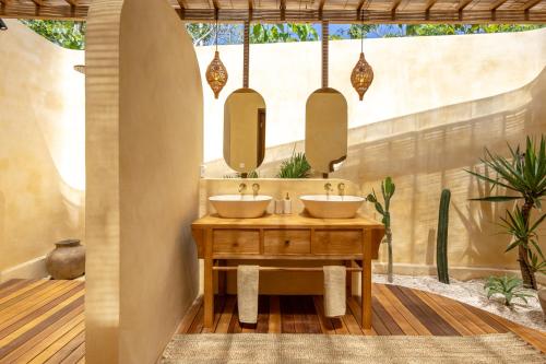 Dos lavabos en un baño con dos espejos en Villa Summer - Seasons, en Uluwatu