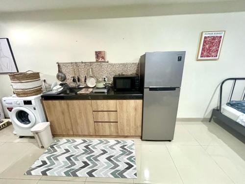 JatiraranganLovely Studio Unit in Orange County的配有冰箱和微波炉的厨房