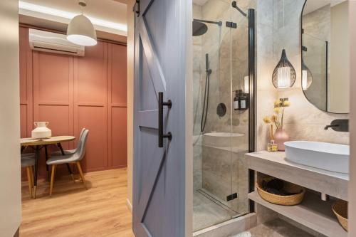um banheiro com chuveiro e pia em Tova Pearl - Cozy, Modern 2BR Apt, DT, Ultracentral, Chabad across street, 20 min walk to Old Town em Bucareste
