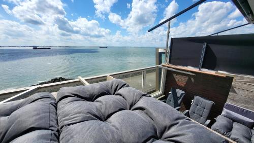 a boat with a view of the ocean and a tv at Zeezicht in Vlissingen